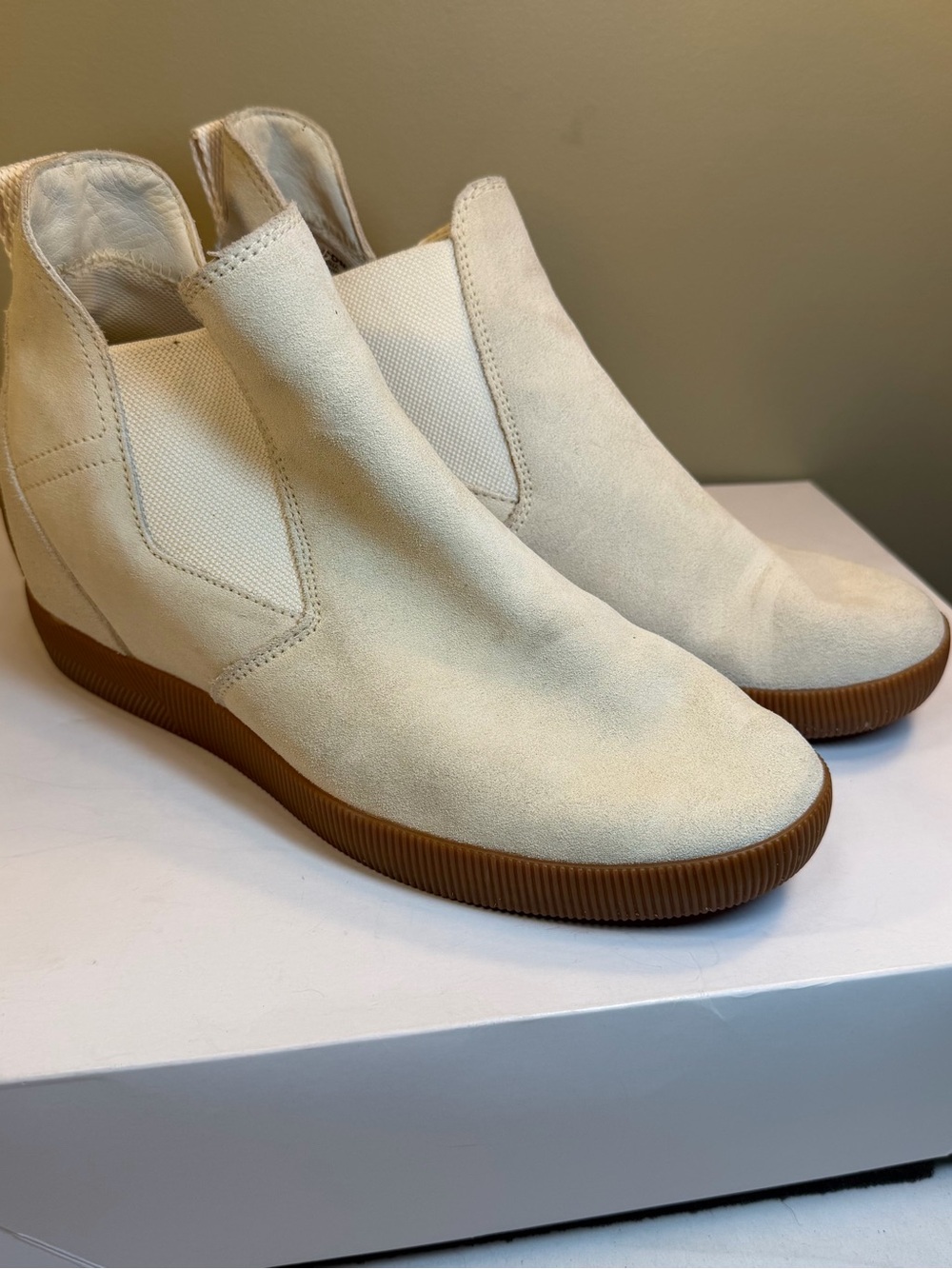 Sorel Women’s Out N’ About Hidden Wedge Slip On Cream Ankle Boots Suede Size 9